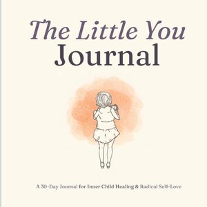Peut inclure: Un journal intitulé "The Little You Journal" sur fond crème. La couverture présente un croquis d'une silhouette d'enfant en robe, sur un lavis d'aquarelle orange. Le texte indique "A 30-Day Journal for Inner Child Healing & Radical Self-Love."