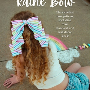 Puede incluir: Un lazo grande para el cabello con un patrón de rayas multicolores en rosa, amarillo, verde y azul. El texto Raine Bow, The sweetest bow pattern, including mini, standard, and wall decor sizes! es visible. El lazo se lleva en el cabello largo y rizado.