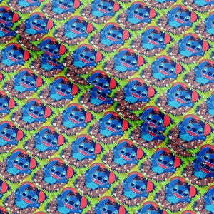Pu&ograve; includere: Motivo ripetuto con il personaggio Stitch di Lilo & Stitch. L'alieno blu &egrave; circondato da un motivo floreale marrone e bianco su sfondo verde. Il motivo &egrave; adatto per tessuto o carta da parati.