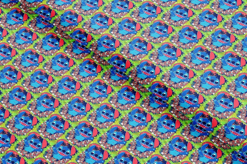 Pu&ograve; includere: Motivo ripetuto con il personaggio Stitch di Lilo & Stitch. L'alieno blu &egrave; circondato da un motivo floreale marrone e bianco su sfondo verde. Il motivo &egrave; adatto per tessuto o carta da parati.