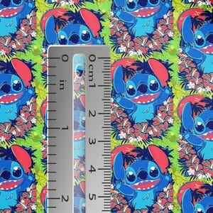 Pu&ograve; includere: Motivo ripetuto con il personaggio Stitch di Lilo & Stitch, circondato da fiori rossi e palme su sfondo verde. Un righello mostra misure fino a 5 cm.
