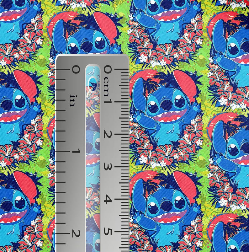 Pu&ograve; includere: Motivo ripetuto con il personaggio Stitch di Lilo & Stitch, circondato da fiori rossi e palme su sfondo verde. Un righello mostra misure fino a 5 cm.