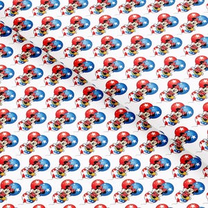 以下が含まれることがあります： 赤、白、青の風船を持ったミニーマウスの繰り返し模様の白い生地。風船には星と水玉模様があります。ミニーマウスは赤いリボンとドレスを着ています。