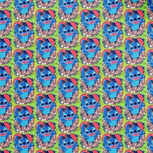 Pu&ograve; includere: Un motivo ripetuto con il personaggio alieno blu Stitch di Lilo & Stitch. Ogni Stitch &egrave; circondato da una ghirlanda floreale e posto su uno sfondo verde brillante. Il design &egrave; un motivo ripetuto.