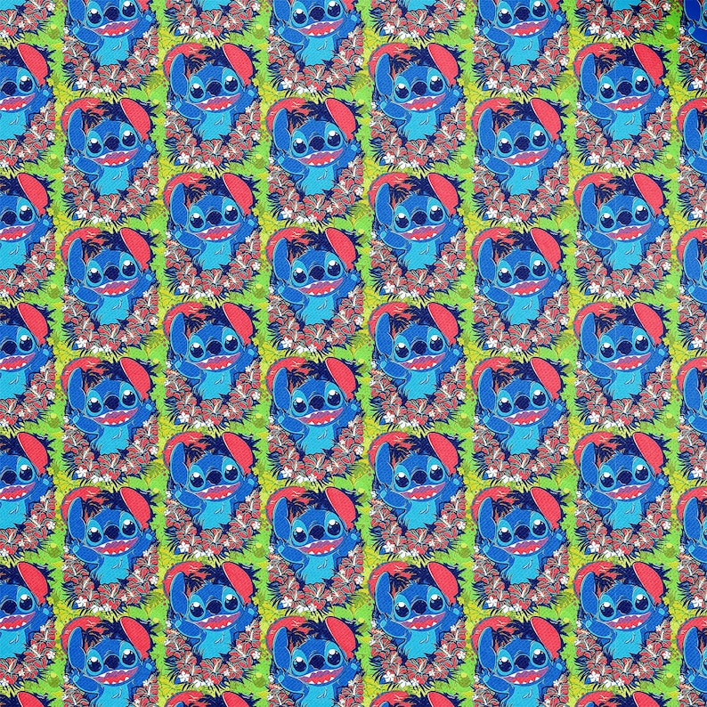 Pu&ograve; includere: Un motivo ripetuto con il personaggio alieno blu Stitch di Lilo & Stitch. Ogni Stitch &egrave; circondato da una ghirlanda floreale e posto su uno sfondo verde brillante. Il design &egrave; un motivo ripetuto.