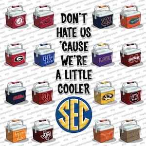 Può includere: Una collezione di sedici borse termiche portatili con vari loghi e colori universitari, disposte attorno al testo centrale DON'T HATE US 'CAUSE WE'RE A LITTLE COOLER e a un grande logo circolare SEC in blu e giallo su sfondo bianco.