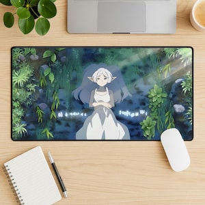 Może przedstawiać: Czarna, prostokątna podkładka pod mysz z ilustracją w stylu anime. Przedstawia postać w białej sukience, z białymi włosami i spiczastymi uszami, na tle zieleni i wody. Projekt jest szczeg&oacute;łowy i kolorowy.