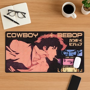 Può includere: Tappetino per mouse rettangolare nero con un personaggio di Cowboy Bebop, con il titolo dello show in arancione e testo giapponese. Il design include un ritratto del personaggio in tonalità rosse e nere, con dettagli aggiuntivi degli occhi del personaggio.