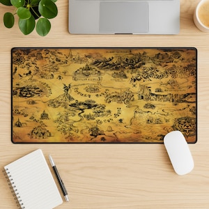 Puede incluir: Una alfombrilla de ratón rectangular con un mapa detallado de estilo antiguo en tonos marrones y beige. El mapa incluye ilustraciones de castillos, montañas y ríos, con texto estilizado. Un ratón blanco descansa sobre la alfombrilla.