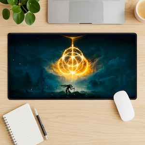 Könnte beinhalten: Rechteckiges schwarzes Mauspad mit einer Fantasy-Landschaft. Es zeigt ein leuchtendes goldenes Symbol am Himmel und eine Silhouette, die ein Schwert hält. Der Hintergrund ist dunkelblau und türkis.