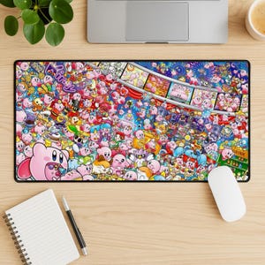 Può includere: Un tappetino per mouse rettangolare con un colorato collage di personaggi di Kirby. Il design include varie forme e scene di Kirby, con un vivace mix di tonalità rosa, blu e gialle. Il tappetino ha un bordo nero.