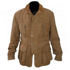 Puede incluir: Chaqueta de ante marrón con cuello, cierre de botones y múltiples bolsillos. La chaqueta tiene dos bolsillos con cremallera en el pecho y dos bolsillos con solapa en la cintura. La chaqueta tiene un diseño clásico y robusto.