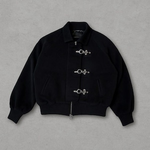 Puede incluir: Chaqueta bomber negra con cierres plateados y cremallera. La chaqueta tiene dobladillo y puños de canalé, cuello y dos bolsillos delanteros. Las mangas son ligeramente abullonadas en los hombros.