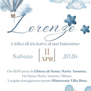 Può includere: Un invito ad acquerello azzurro e bianco con il nome "Lorenzo" in corsivo. L'invito include una mongolfiera, nuvole, stelle e la data "11 APR 2026". È presente testo aggiuntivo.