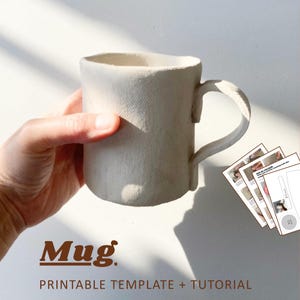 Könnte beinhalten: Ein weißer, texturierter, handgefertigter Keramikbecher mit geschwungenem Henkel, begleitet von einer Reihe gedruckter Anleitungskarten mit Diagrammen und dem Text "Mug. PRINTABLE TEMPLATE + TUTORIAL" am unteren Bildrand.