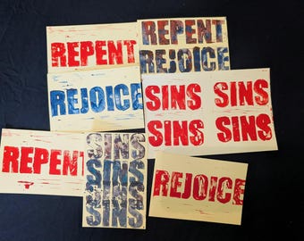 Handgedrukte linosnede typografiekunst – Vette tekstafdruk – Bekeer je, Rejoice Sins