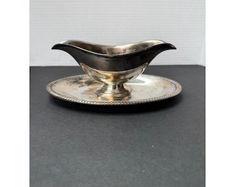 Salsera Castleton plateada con plato inferior incorporado y borde estriado, estilo vintage.