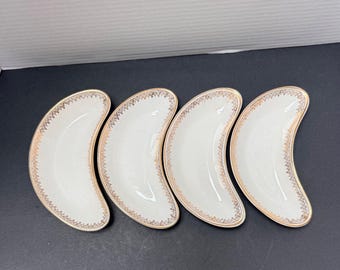 Set di 4 piattini vintage a mezzaluna in vetro semi-vetrato con filigrana dorata di Edwin M Knowles, 42 pollici.