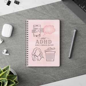Op de afbeelding: Een witte keramische mok met een zwart handvat en de tekst "But First, Coffee" in een handschriftstijl. De mok staat op een wit oppervlak. De mok is ongeveer 10 cm hoog.