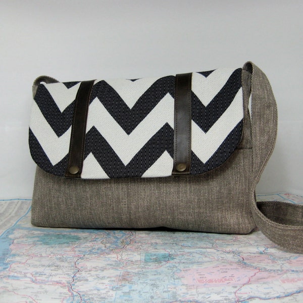 Seaside messenger bag // lap top bag // chevron purse