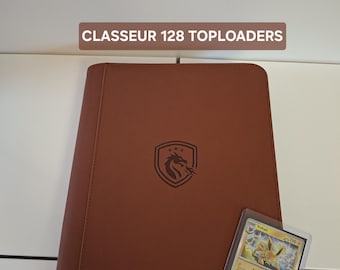 Raccoglitore con chiusura a zip per conservare 128 carte Pokémon e altri GCC sotto contenitori toploader. Disponibile in vari colori.