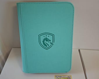 Raccoglitore premium per 160 carte collezionabili Pokémon e altre carte del GCC. Disponibile in vari colori.