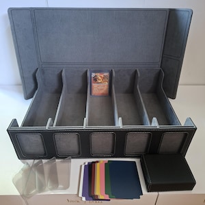 Förvaringslåda för 800 Pokémon toploaders + 10 avdelare och 4 matchande avdelare med kortlekslåda ingår.