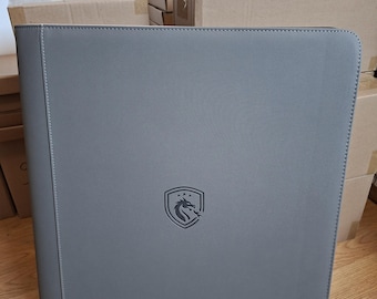 Raccoglitore XXL per 1280 carte collezionabili Pokémon e di altri giochi di carte collezionabili. Disponibile in vari colori. Qualità premium. 20 carte per pagina. Formato grande.