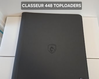 Raccoglitore XXL con cerniera per conservare 448 carte Pokémon e altri GCC sotto contenitori toploader. Disponibile in vari colori.