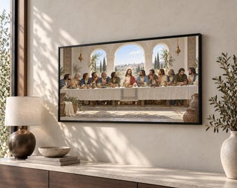 Könnte beinhalten: Ein rechteckiger Wandkunstdruck, der das Abendmahl darstellt, mit einer zentralen Figur in einem roten Gewand, umgeben von zwölf Personen an einem langen Tisch. Die Szene spielt in einem Bogengewölbe aus Stein mit einer Landschaft im Hintergrund.