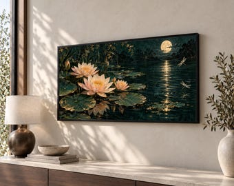Könnte beinhalten: Ein rechteckiger Wandkunstdruck in einem schwarzen Rahmen zeigt eine nächtliche Szene mit blassrosa Lotusblüten und grünen Seerosenblättern auf dunklem Wasser, beleuchtet von einem Vollmond, der sich mit zwei Libellen im Wasser spiegelt.