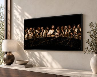 Könnte beinhalten: Ein rechteckiger Wandkunstdruck, der das Abendmahl darstellt, mit Jesus und seinen Jüngern an einem langen, dunkel marmorierten Tisch vor schwarzem Hintergrund, eingefasst in einen dünnen schwarzen Rahmen an einer hellen Wand.