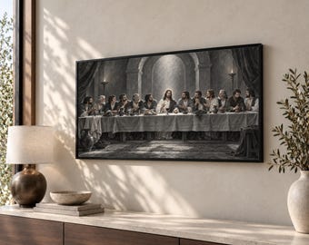 Könnte beinhalten: Ein rechteckiger Wandkunstdruck, der das Abendmahl in einer monochromen Graustufenpalette darstellt und mit einem dünnen schwarzen Rahmen versehen ist. Die Szene zeigt dreizehn Figuren an einem langen Tisch in einem Steingewölbe.