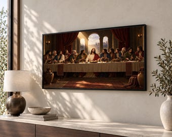 Könnte beinhalten: Ein rechteckiger gerahmter Wandkunstdruck, der das Abendmahl darstellt, mit Jesus und seinen Jüngern an einem langen Tisch in einem Steinsaal mit Rundbogenfenstern, roten Vorhängen und warmem Licht, präsentiert in einem modernen Interieur.
