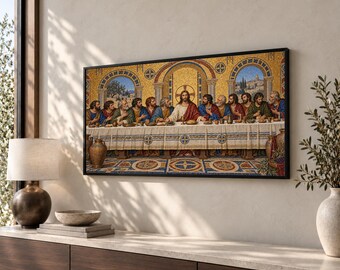 Könnte beinhalten: Ein rechteckiger Wandkunstdruck, der das Abendmahl darstellt, mit Jesus und zwölf Jüngern an einem langen Tisch mit weißer Tischdecke vor einem goldenen Mosaikhintergrund mit bogenförmigen architektonischen Details und komplizierten Bodenmustern.