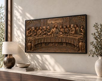 Könnte beinhalten: Ein rechteckiges Wandkunstwerk mit einem bronzefarbenen Relief des Abendmahls. Das Kunstwerk zeigt dreizehn Figuren an einem langen Tisch mit detaillierten Stofffalten, gerahmt von einem dünnen schwarzen Rand, montiert an einer hellen Wand.