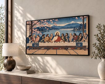 Könnte beinhalten: Ein gerahmter, rechteckiger Wandkunstdruck, der das Abendmahl vor einer japanischen Landschaft mit dem Berg Fuji und Kirschblütenbäumen zeigt. Das Bild stellt dreizehn Figuren dar, die an einem langen Tisch mit weißer Tischdecke sitzen.