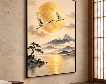 Könnte beinhalten: Ein rechteckiger Wandkunstdruck mit zwei weißen Kranichen, die vor einem großen goldenen Mond fliegen. Darunter erhebt sich ein schneebedeckter Berg über einem ruhigen See mit einem kleinen Baum am felsigen Ufer, gerahmt von einem dünnen schwarzen Rand.