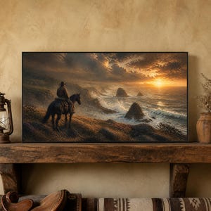 Könnte beinhalten: Ein rechteckiger gerahmter Wandkunstdruck, der eine Person auf einem Pferd zeigt, die bei Sonnenuntergang auf eine raue Küste blickt. Die Szene zeigt dunkle Klippen, brechende Meereswellen und einen goldenen Himmel mit dramatischen Wolken.