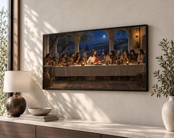 Könnte beinhalten: Ein rechteckiger Wandkunstdruck, der das Abendmahl darstellt, mit einer zentralen Figur in einem roten Gewand, umgeben von zwölf Personen an einem langen Tisch, vor einer nächtlichen Landschaft mit Steinbögen und einem Vollmond im Hintergrund.