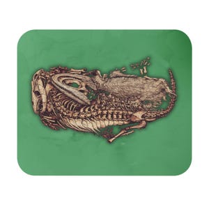 Puede incluir: Ilustración detallada de un esqueleto de dinosaurio en tonos marrones y beige, sobre un fondo verde. La obra de arte muestra la estructura ósea del dinosaurio, incluyendo el cráneo, las costillas y la cola.