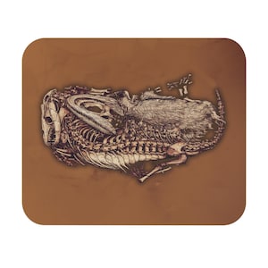 Puede incluir: Ilustración detallada de un fósil de dinosaurio sobre fondo marrón. El fósil muestra los restos óseos del dinosaurio, incluyendo el cráneo, las costillas y la columna vertebral. La obra de arte es de estilo vintage, con enfoque en los huesos.