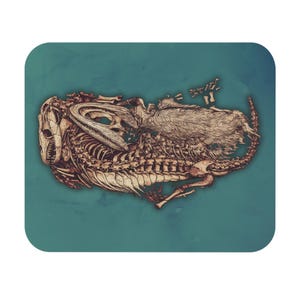 Puede incluir: Ilustración de un esqueleto de dinosaurio en tonos marrones y beige, sobre un fondo verde-turquesa. La obra de arte detallada representa la estructura esquelética de la criatura prehistórica, mostrando sus huesos y forma.