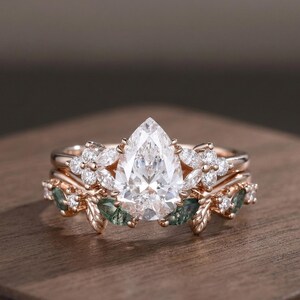 Conjunto de anillo de compromiso de oro de 14 quilates con moissanita en forma de pera. Conjunto nupcial único inspirado en la naturaleza. Anillo de boda con banda apilable de ágata marquesa en forma de hoja.
