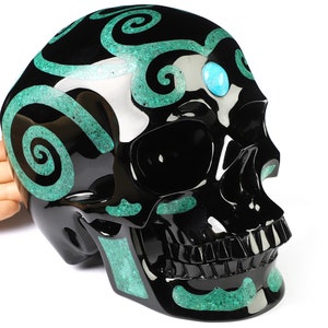 Escultura de calavera y ojos turquesas desmontables de cristal tallado a mano con incrustaciones de malaquita y obsidiana negra de 7,5&quot;, curación con cristales, decoración del hogar, regalo