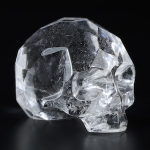 Tête de mort en cristal de Skullis, cristal de roche de quartz à facettes 1,2" tête de mort en cristal sculpté à la main, guérison par le cristal, sculpture d'art à collectionner, cadeau
