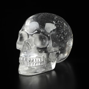 Tête de mort en cristal de Skullis, 2,0 pouces tête de mort en cristal de roche de quartz clair sculpté à la main, réaliste, guérison par le cristal, sculpture d'art, cadeau