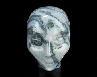 Skullis Crystal Skull, 2.0" Escultura de calavera de cristal de hada, elfo y alienígena tallada a mano en ágata musgosa verde de 2 pulgadas.