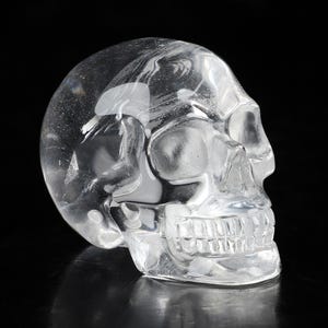 Tête de mort en cristal de Skullis, cristal de roche de quartz de 2,0 pouces tête de mort en cristal sculpté à la main, réaliste, cristal de guérison, sculpture d'art, cadeau
