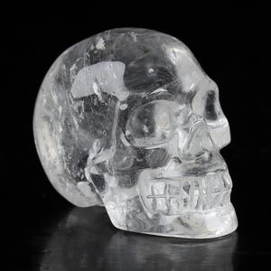 Tête de mort en cristal de Skullis, 1,5 po., cristal de roche de quartz, tête de mort en cristal sculpté à la main, réaliste, guérison par le cristal, sculpture d'art à collectionner, cadeau